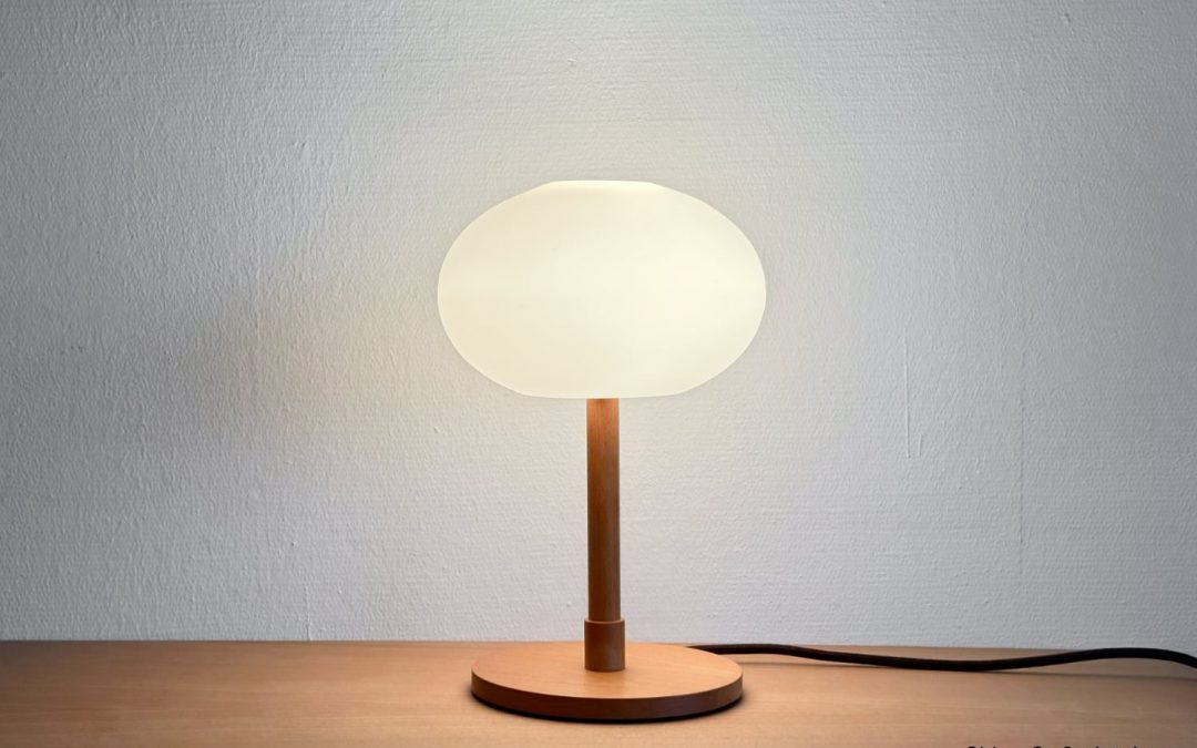 Grüne Erde Pendolo Tischleuchte